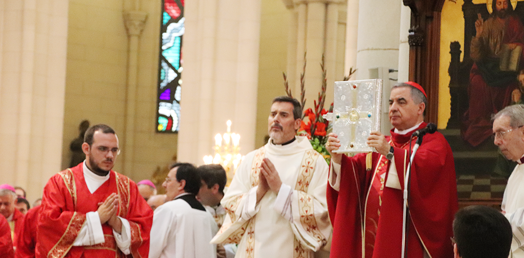 Cardenal Becciu durante la beatificación de martires concepcionistas