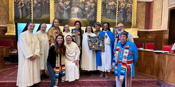 monjas concecionistas con nativos americanos en el vaticano